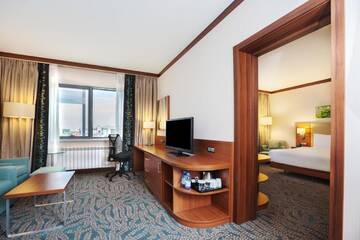 Люкс с кроватью размера «king-size» в Отеле Hilton Garden Inn Astana